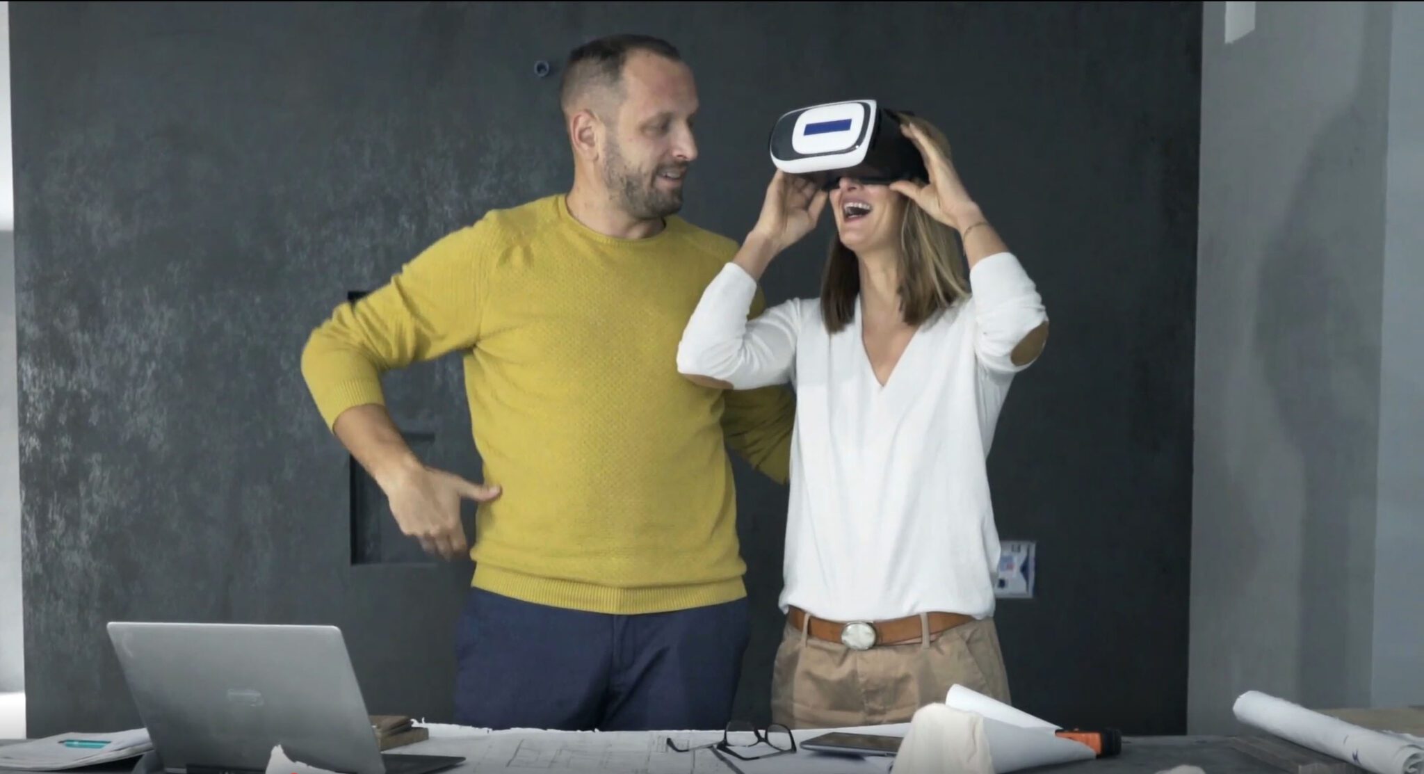 Homeowners using VR to view home design.